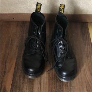 Dr. Martens 6 eye short boots size 9